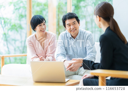 A middle-aged couple consulting with a consultant 116653728