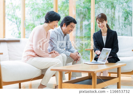 A middle-aged couple consulting with a consultant 116653732
