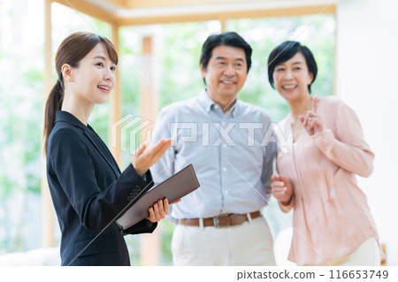 A middle-aged couple consulting with a consultant 116653749
