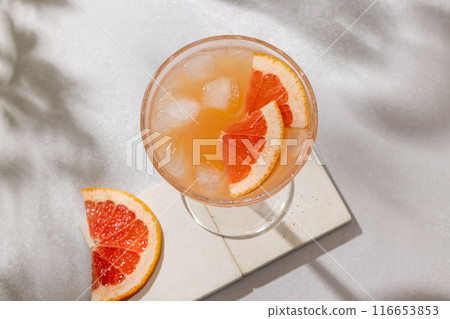 glass of grapefruit juice 116653853