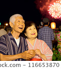 穿著浴衣欣賞煙火的老夫婦 116653870