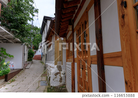 韓國北村韓屋村後巷路上的復古建築 韓國北村韓屋村後巷路上的復古建築 116653888