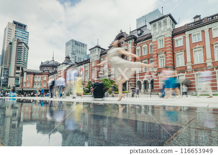 當一位年輕女子背著隨身行李去旅行時，她的心在狂跳。 116653949