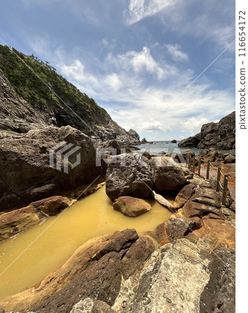 Shikinejima in Tokyo is a wild hot spring paradise. Jinata Onsen is a free mixed bathing open-air bath. You can wear a bathing suit, and it is a rare underwater hot spring in Japan that sinks in the s Shikinejima in Tokyo is a wild hot spring paradise. Jinata Onsen is a free mixed bathing open-air bath. You can wear a bathing suit, and it is a rare underwater hot spring in Japan that sinks in the s 116654172