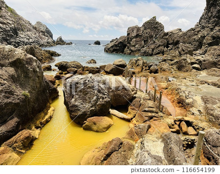 Shikinejima in Tokyo is a wild hot spring paradise. Jinata Onsen is a free mixed bathing open-air bath. You can wear a bathing suit, and it is a rare underwater hot spring in Japan that sinks in the s 116654199