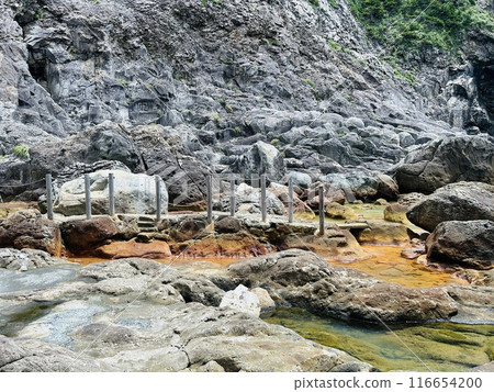 Shikinejima in Tokyo is a wild hot spring paradise. Jinata Onsen is a free mixed bathing open-air bath. You can wear a bathing suit, and it is a rare underwater hot spring in Japan that sinks in the s 116654200