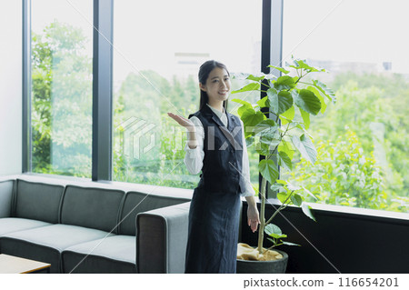 一位女士給予指導 116654201