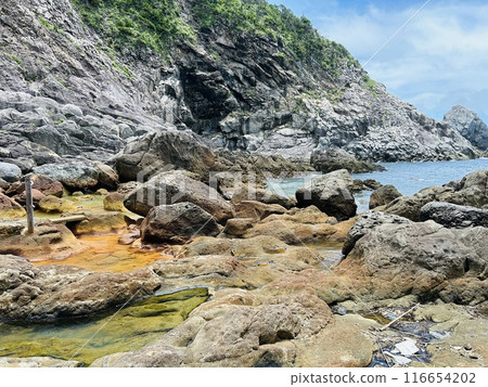 Shikinejima in Tokyo is a wild hot spring paradise. Jinata Onsen is a free mixed bathing open-air bath. You can wear a bathing suit, and it is a rare underwater hot spring in Japan that sinks in the s 116654202