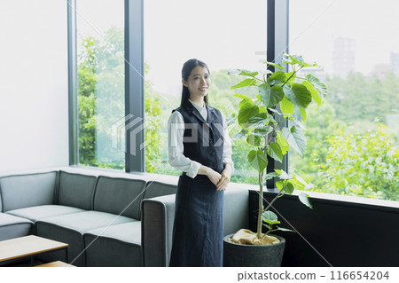 一位女士給予指導 116654204