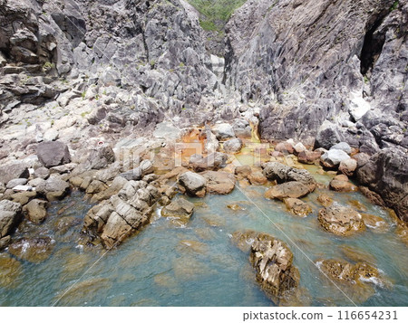 Shikinejima in Tokyo is a wild hot spring paradise. Jinata Onsen is a free mixed bathing open-air bath. You can wear a bathing suit, and it is a rare underwater hot spring in Japan that sinks in the s Shikinejima in Tokyo is a wild hot spring paradise. Jinata Onsen is a free mixed bathing open-air bath. You can wear a bathing suit, and it is a rare underwater hot spring in Japan that sinks in the s 116654231