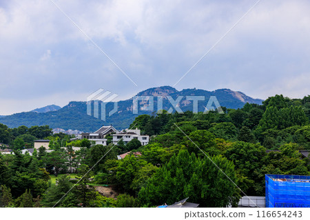 Scenery of the world-famous retro buildings of Bukchon Hanok Village in South Korea 116654243