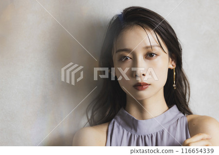 long hair woman 116654339