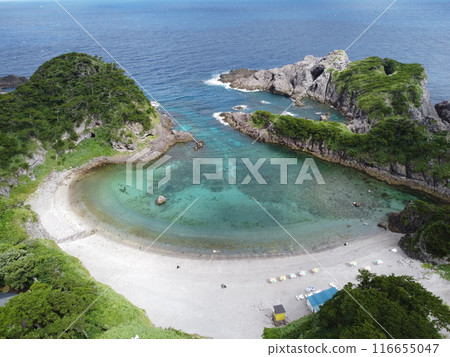 The northern corner of Shikinejima Island in Tokyo JAPAN is home to the stunning Tomari Beach. 116655047