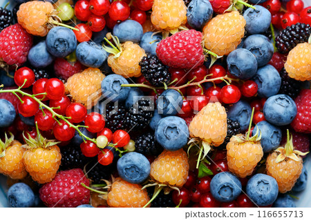 Multicolored mixed berries close up 116655713