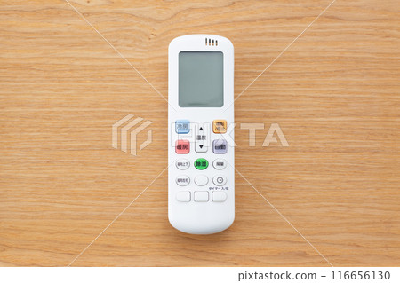 桌上的空調遙控器 116656130