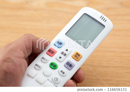 手拿著空調遙控器 116656131