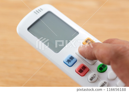 手拿著空調遙控器 116656188