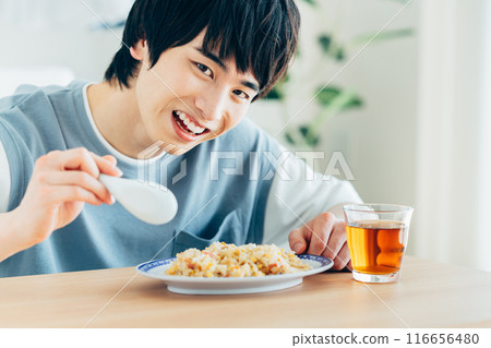 年輕人吃炒飯 116656480