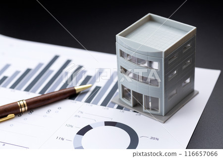 辦公大樓、企業圖表和原子筆 116657066