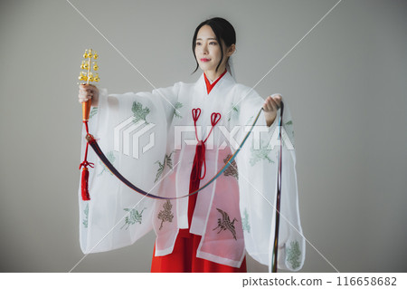 拿著神樂鈴跳舞的巫女 116658682