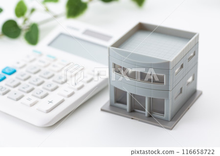 辦公大樓和計算器 116658722