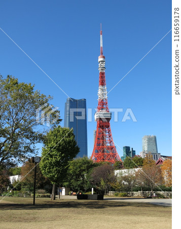 Minato Ward Shiba Park (grass square) with Tokyo Tower and Azabudai Hills Mori JP Tower towering in the background Minato Ward Shiba Park (grass square) with Tokyo Tower and Azabudai Hills Mori JP Tower towering in the background 116659178