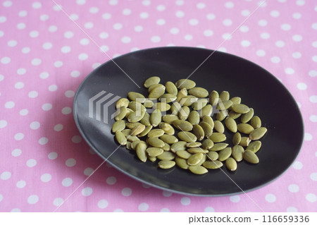 可食用的南瓜籽。南瓜子富含營養物質。 可食用的南瓜籽。南瓜子富含營養物質。 116659336