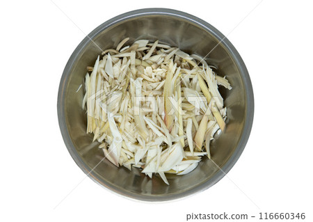 一個碗，裡面裝有切塊的香蕉芽的軟核/蔬菜 116660346