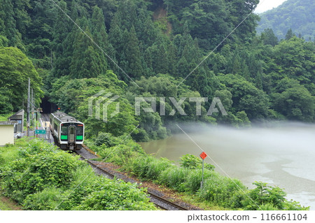 以只見川的河霧為背景的只見線“隼人站停靠的列車” 116661104