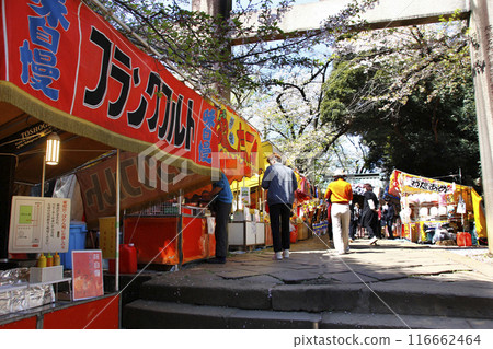 展場有棉花糖、法蘭克福香腸、撈金魚、烤雞肉串等。很多小吃攤可以招待大家 116662464