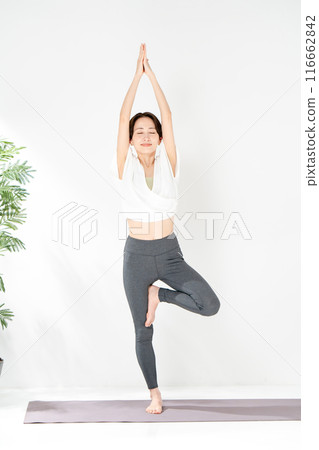 Women who do yoga 116662842