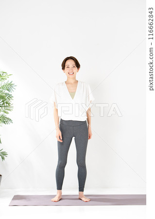 Women who do yoga 116662843