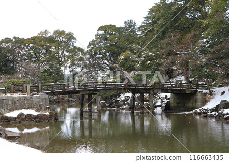 滋賀縣彥根市的“玄宮園雪景” 滋賀縣彥根市的“玄宮園雪景” 116663435