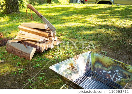露營地的柴火和營火架 116663711