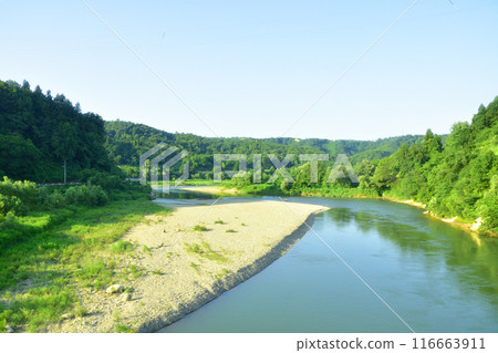 View from the train window from Echigo-Kawaguchi Station to Yashiki Station on the JR East Joetsu Line (Summer 2022) 116663911