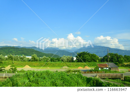 View from the train window from Echigo-Kawaguchi Station to Yashiki Station on the JR East Joetsu Line (Summer 2022) 116663947