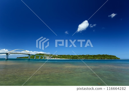 夏季沖繩瀨底島和瀨底大橋 116664282