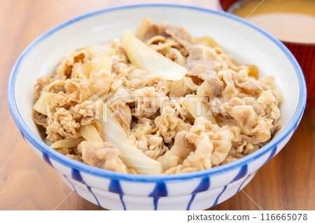 美味的牛肉碗和味噌湯 116665078
