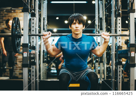 年輕人在健身房做槓鈴深蹲 116665425
