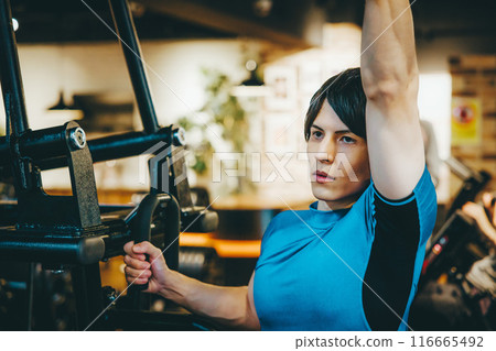 男子在健身房訓練 116665492