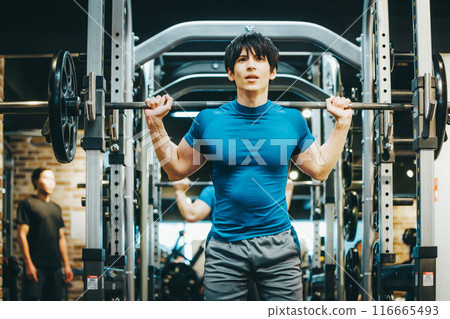 在健身房做槓鈴深蹲的男人 116665493