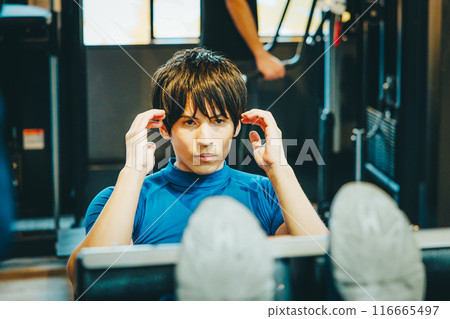 男人在健身房訓練腹部肌肉 男人在健身房訓練腹部肌肉 116665497