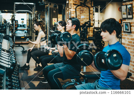 男人和女人在健身房進行重量訓練 116666101
