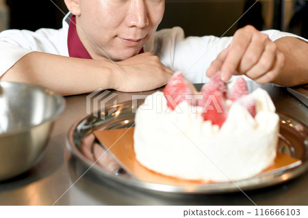 一位糕點師正在製作整個蛋糕 116666103