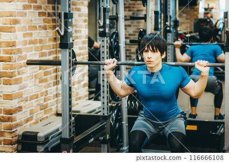 在健身房做槓鈴深蹲的男人 116666108