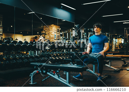 男人在健身房休息 116666210