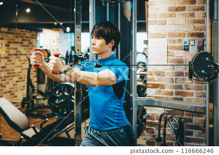 年輕人在健身房進行肌肉訓練 116666246