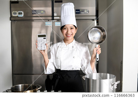 Young asian female cook holding a pot and calculator 116666363