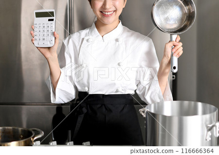 帶鍋子和計算器的年輕亞洲女廚師 116666364