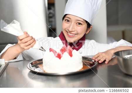 一位糕點師女人正在製作整個蛋糕 116666502